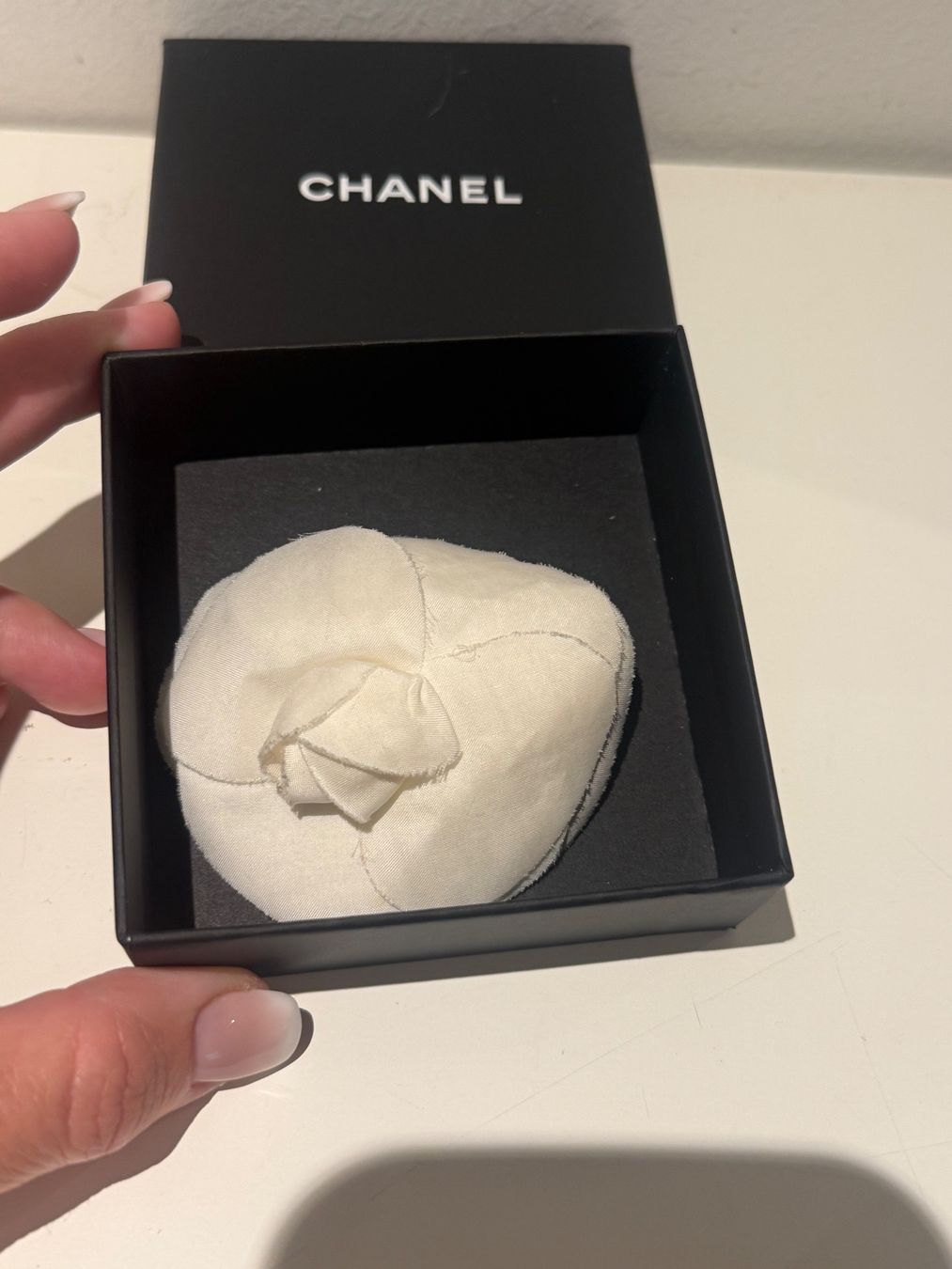 Chanel Broschen & Nadeln: Orig. Chanel Camelie Kamelie Seide mit Brosche mit Box – Gebraucht aus Wallisellen von Aboutfashion 4
