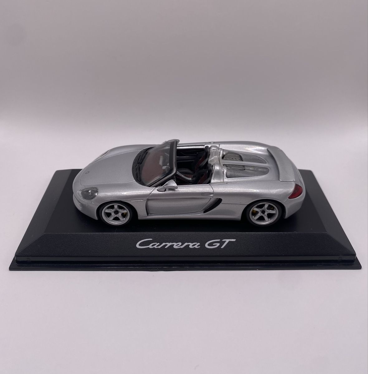 Minichamps Modellini d'auto: Minichamps Porsche Carrera GT Silber Modellauto Displaybase – Nuovo (secondo la descrizione) da Kirchberg BE venduto da swiss_slab