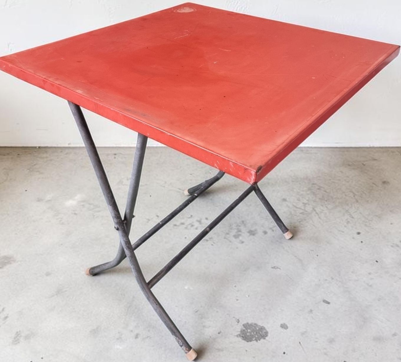 Tables: Tisch rot Metall klappbar gebraucht – D'occasion à Zürich par Pinogaudio