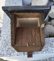Halbhöhlennistkasten