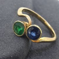 Stillvoller Goldring mit grossem Sativ und Smaragd Edelstein