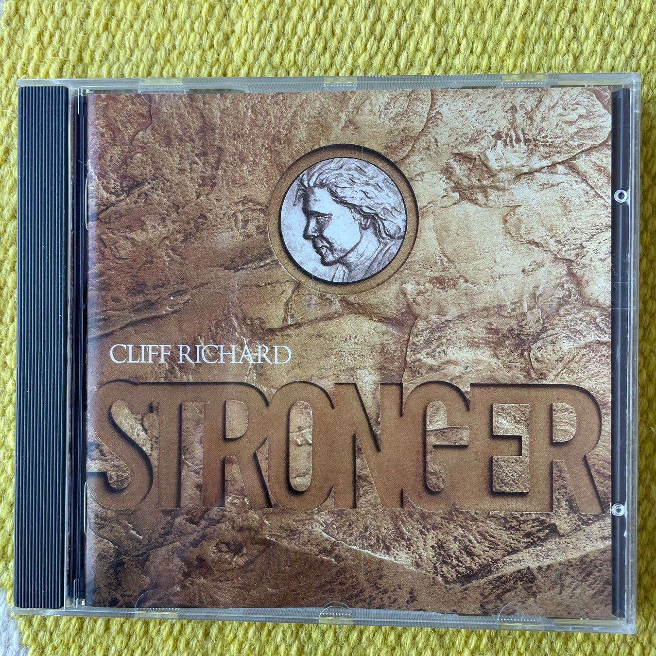 CD: CLIFF RICHARD-STRONGER – Usato da Rorschacherberg venduto da CD-Roli
