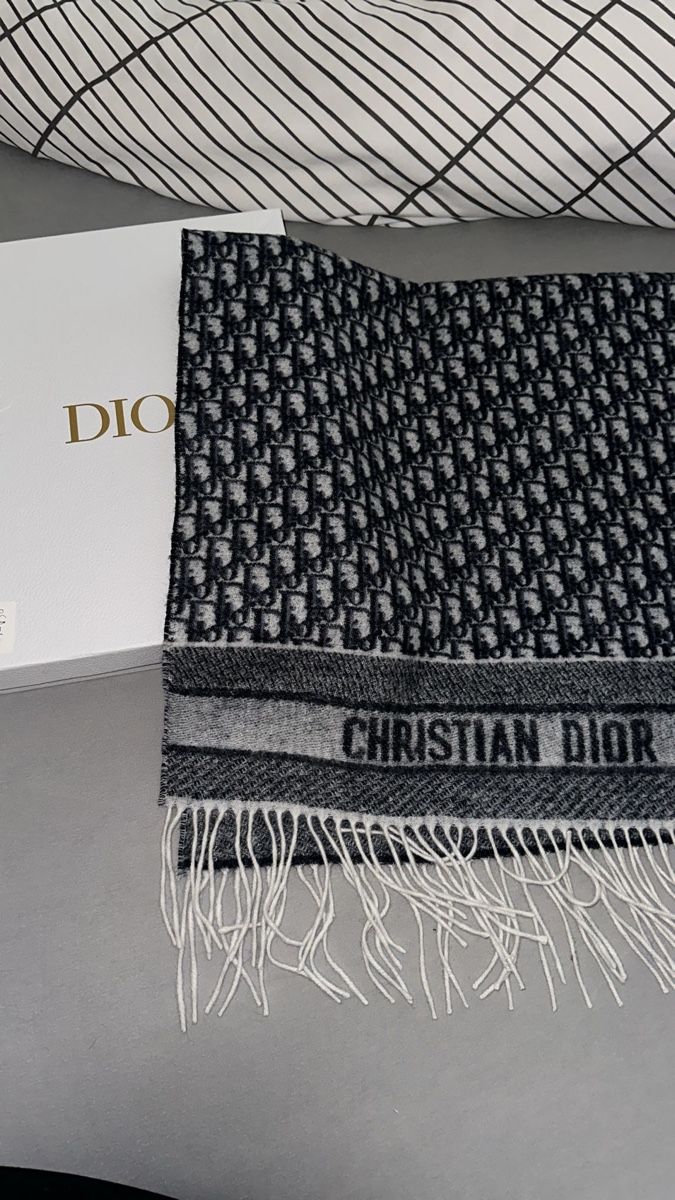 Dior Foulard & Sciarpe: Christian Dior Schal, Dunkelblau – Nuovo (secondo la descrizione) da Zürich venduto da Ivana.miloradovic