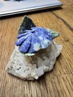 Stein-Blume auf Bergkristall - Einzigartiges Geschenk! (Q)