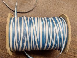 1 Rolle Geschenkband blau weiss Papier Vintage