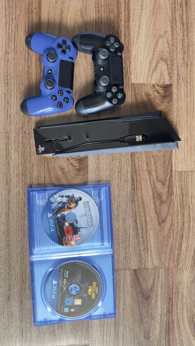 Spiele: 2 PS4 Controller und 2 Spiele – Gebraucht aus Heimberg von Marcelas93