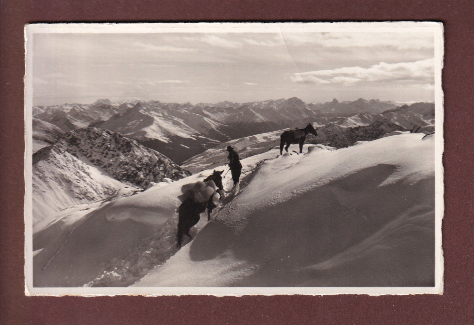 Cartoline postali: Säumer nach der WEISSFLUHHÜTTE - 1939 // Falte // – Usato da Pully venduto da nicecards