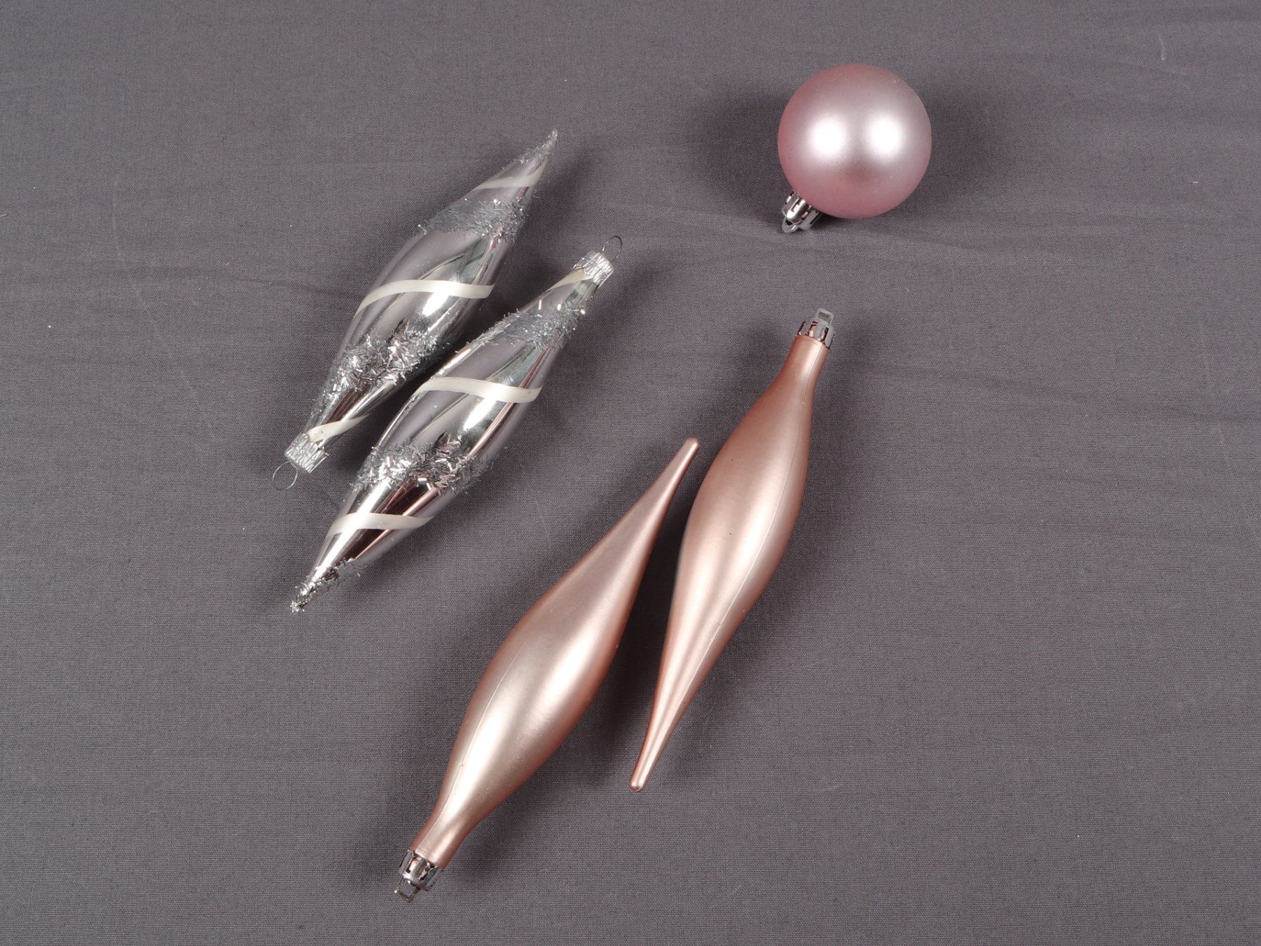 Alle Dekorationen: WEIHNACHTSKUGELN Deko-Set Rosa/Silber mit Rentieren – Gebraucht aus Steinen von Restwert_Steinen 1