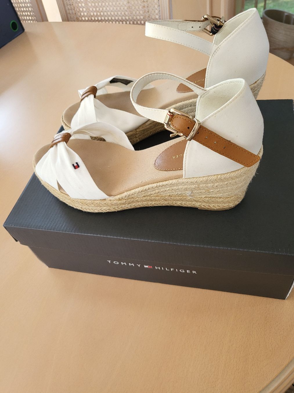 Tommy Hilfiger Scarpe da donna: Sandales compensées Tommy Hilfiger, blanches, été, taille 39 – Nuovo (secondo la descrizione) da Veyrier venduto da sfr_hr8d 3