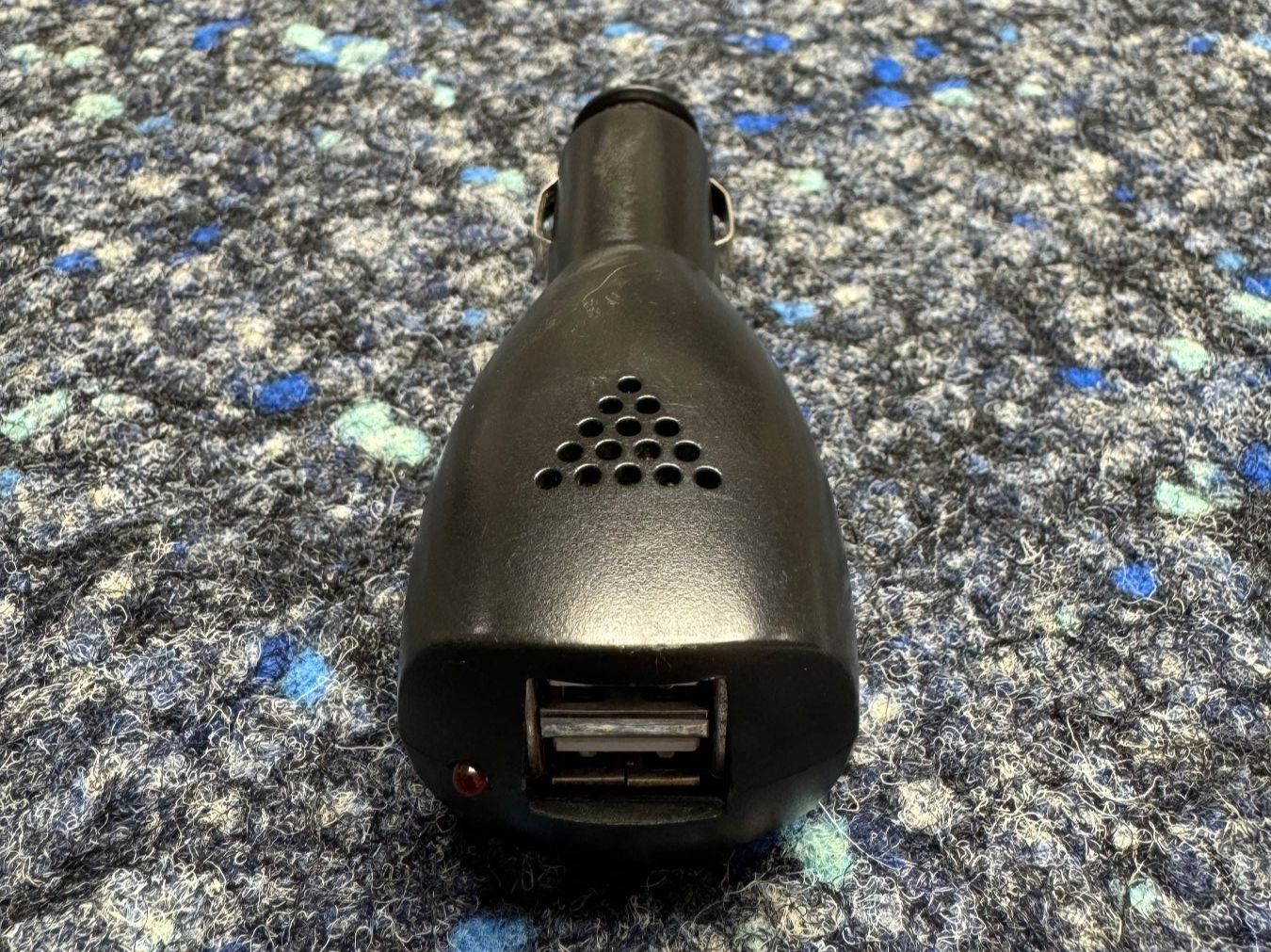 Laufwerke & Adapter: USB Doppelstecker für Zigarettenanzünder Auto – Gebraucht aus Spiez von Primrose2013