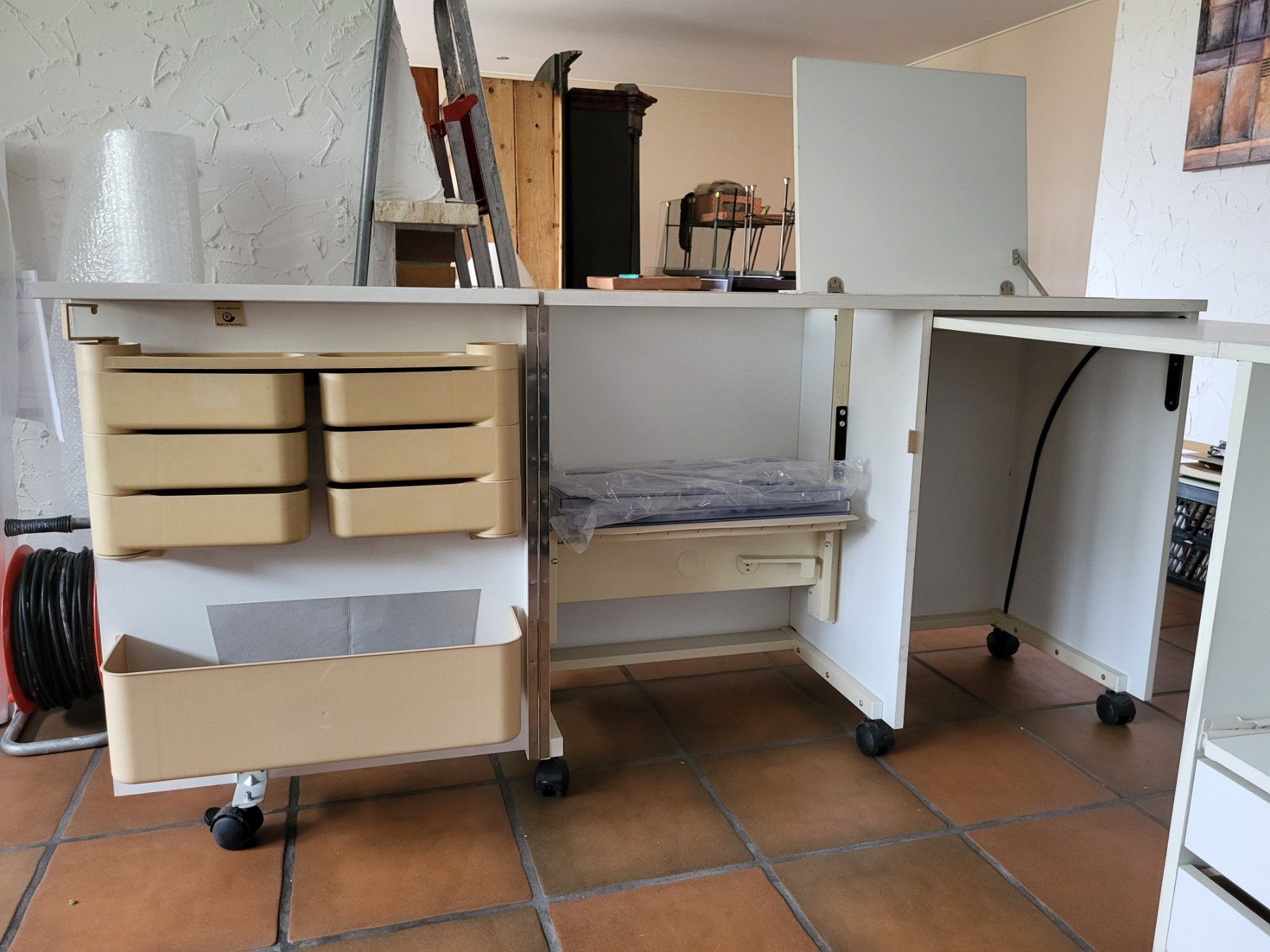 Tables: Nähtisch, weiss, multifunktionales Wunder – D'occasion à Berg par Yogi67 1