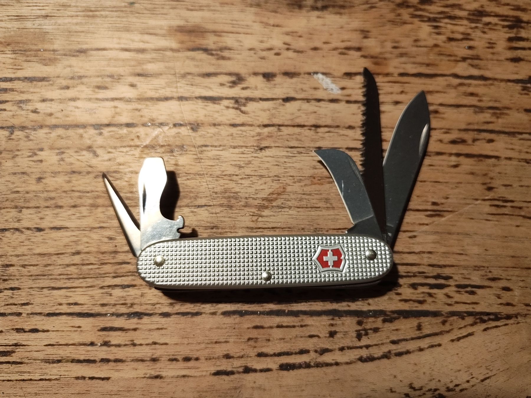 Victorinox Coltelli tascabile: Victorinox Farmer Sackmesser mit Sichelmesser – Usato da Bäch SZ venduto da BirdyTheBird