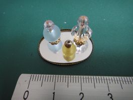 Puppenhauszubehör, Parfumflacons mit Tablett