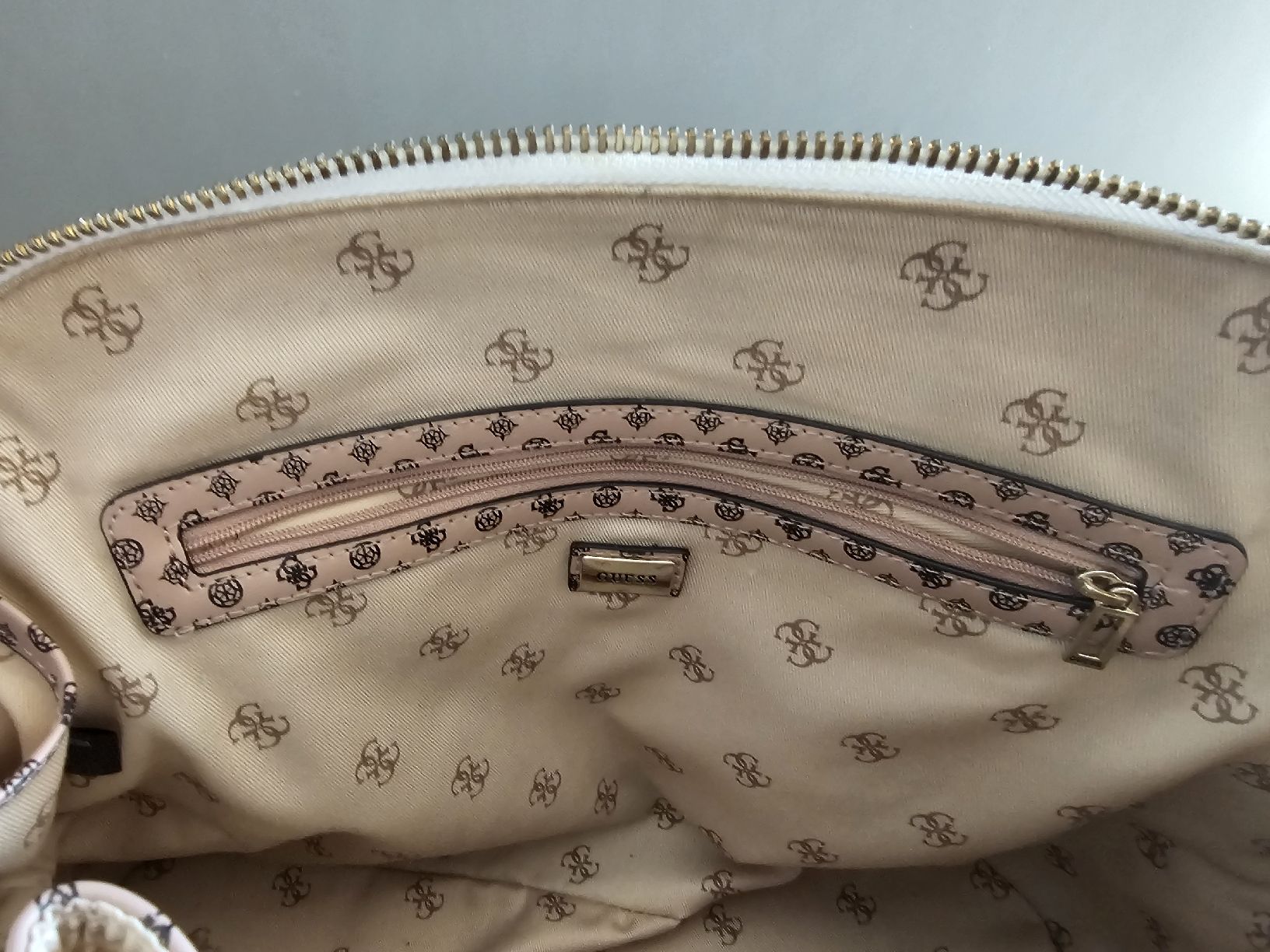 Taschen für Damen: Guess Cessily Logo Handbag – Neu (gemäss Beschreibung) aus Triengen von lar_5vvf 5