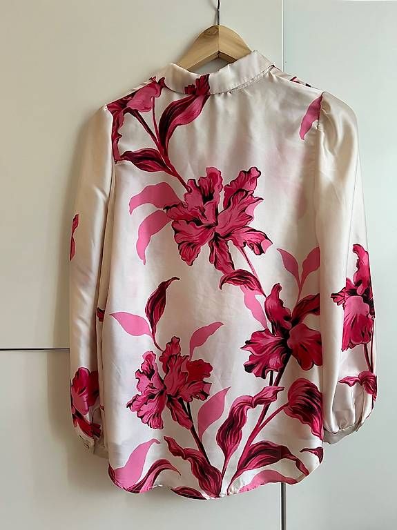 Zara Blusen: Bluse mit Blumenmuster – Gebraucht aus St. Gallen von Alina.33 1