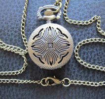 Umhängeuhr Relief / Ornament mit Kette