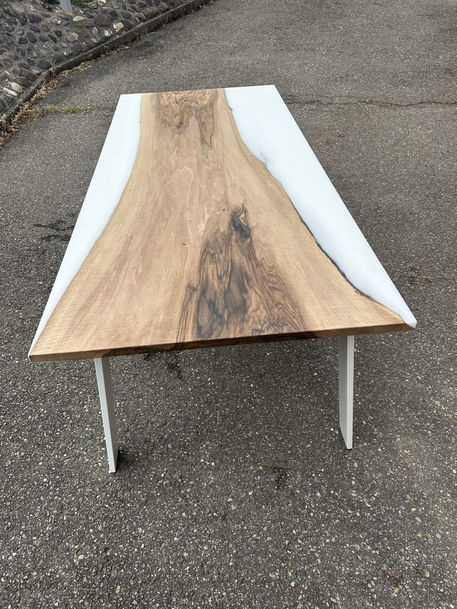 Tavoli: Esstisch Schweizer Nussbaum mit Epoxy weiss – Nuovo (secondo la descrizione) da Zürich venduto da stefano29482 1