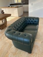 Canapé en cuir style Chesterfield vert foncé