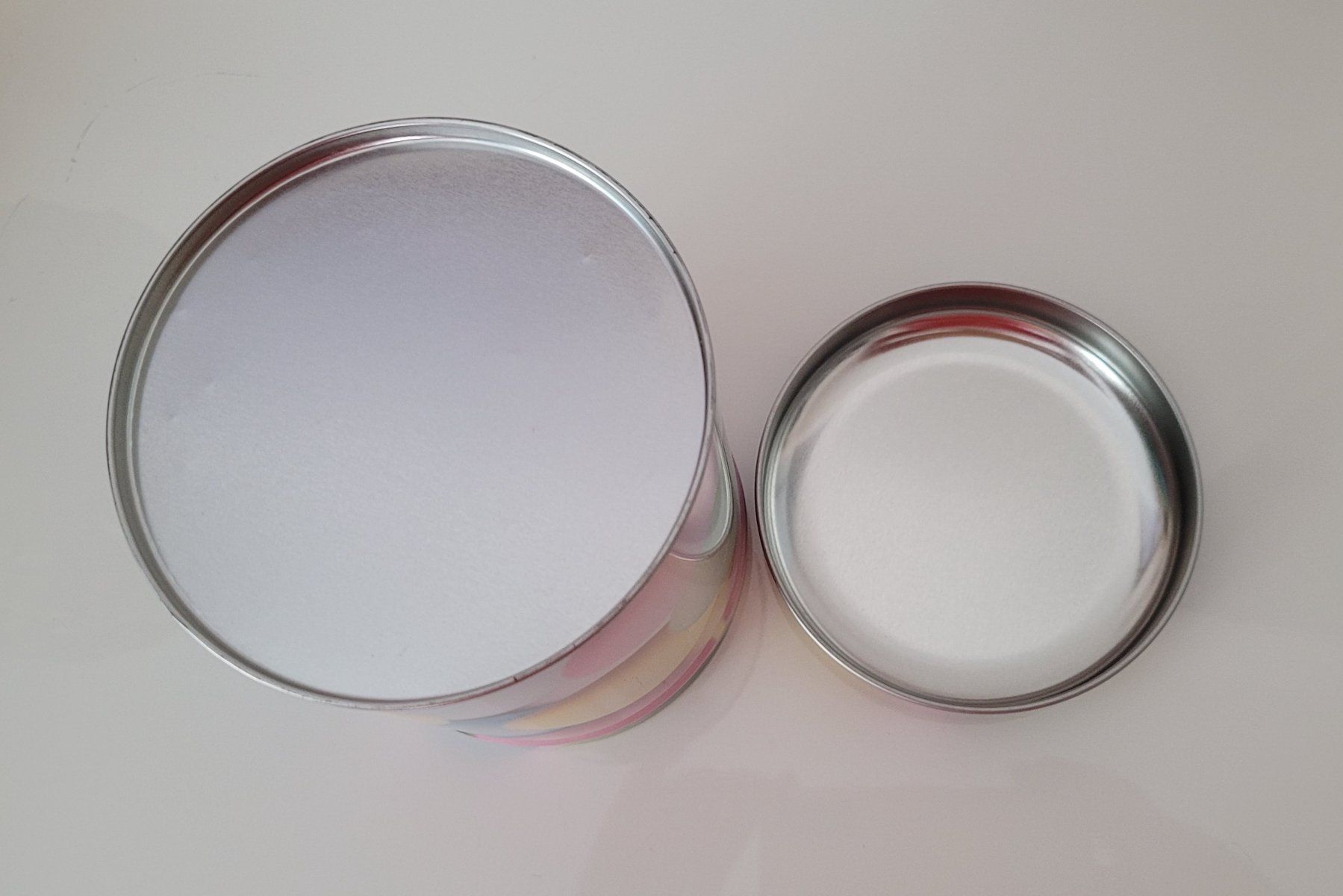 Autres décorations & accessoires: Metall/Blech Dose Rund mit buntem Eiermotiv – D'occasion à Zürich par fourpaws 3