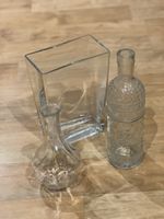 Glasvasen und Flaschen