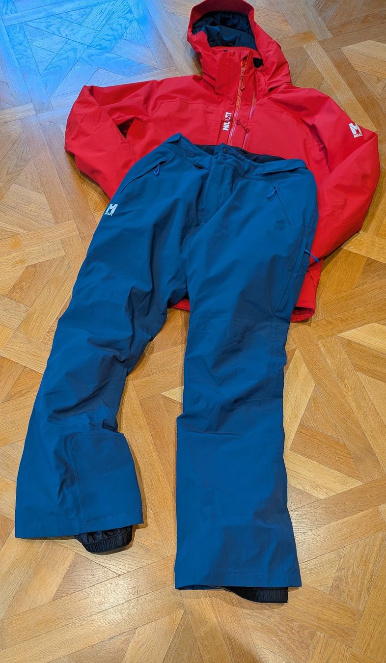 Costumes, combinaisons de sport et fonctionnelles: Skijacke mit Hose Gr.M – D'occasion à Kandersteg par alfi30 1