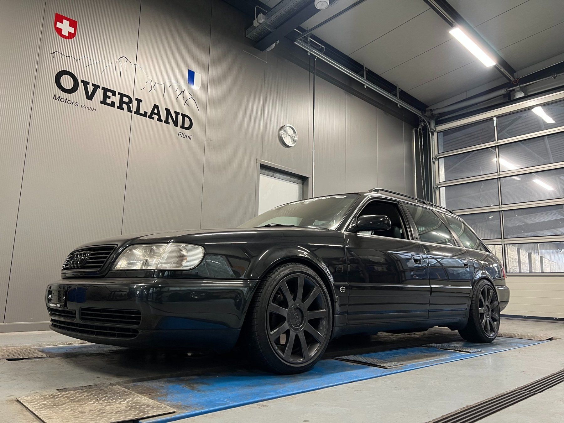 Audi Automobili: Audi S 6 Avant Quattro Turbo – Usato da Flühli LU venduto da Overland_Motors