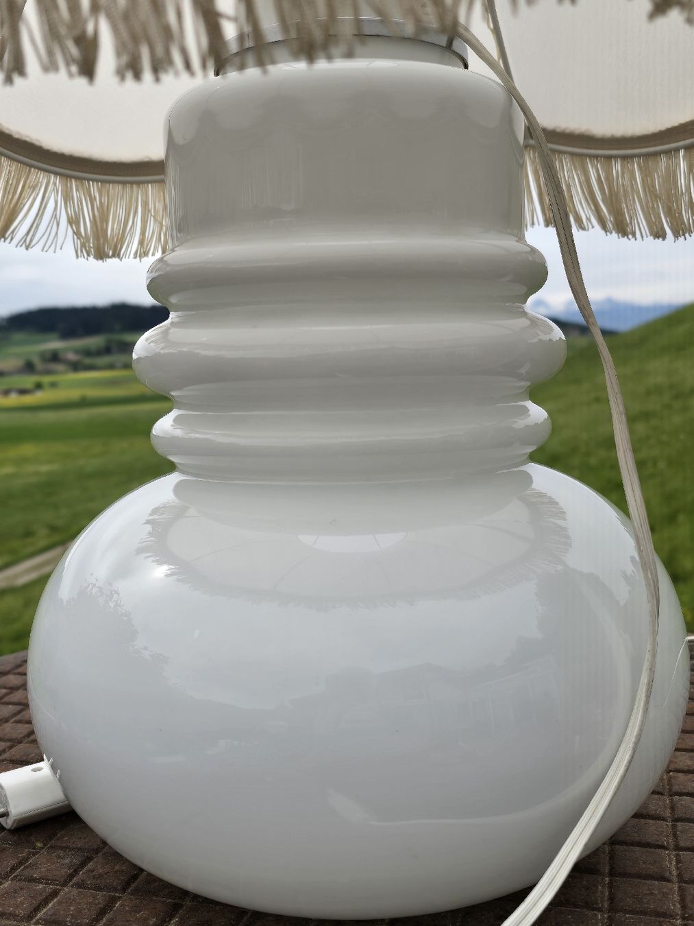 Lampade: Schöne Lampe, weisses Glas, Stoffschirm mit Fransenrand. – Usato da Walkringen venduto da Vanuca 1