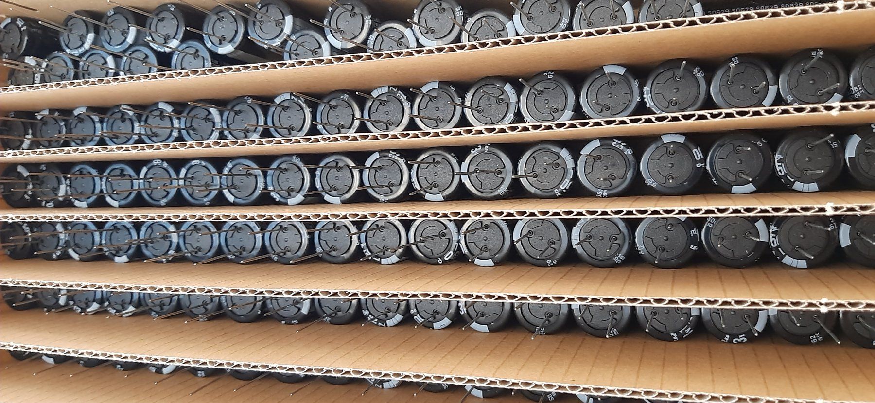 Componenti elettronici: 10x condensateur Rubycon ZL 1500uF 63V – Nuovo (secondo la descrizione) da Attalens venduto da Gmsa68 2