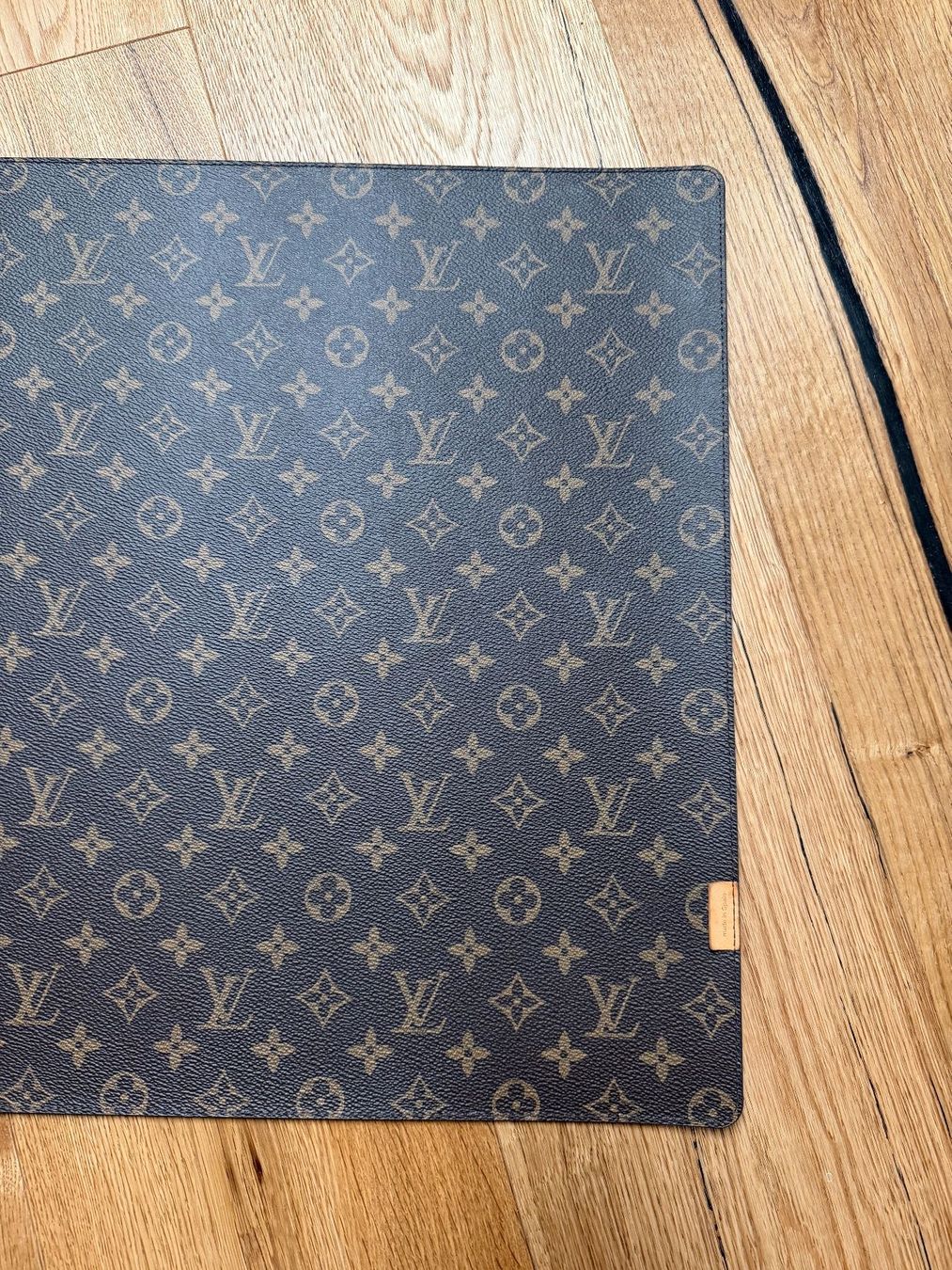 Schreibtische: Louis Vuitton Schreibtischunterlage – Gebraucht aus Schaffhausen von schatzkiste69 1