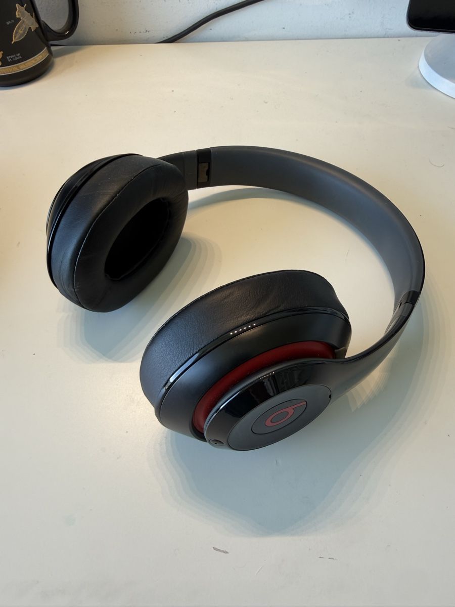 Beats Cuffie: Beats Studio Wireless Kopfhörer Schwarz/Rot – Bluetooth – Usato da Füllinsdorf venduto da FRANKSGI 1