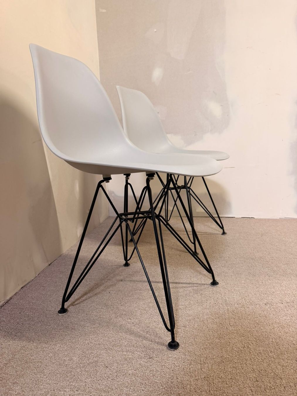 Stühle: 2er Set Schalenstuhl hellgrau ähnlich wie Vitra Eames Stühle – Gebraucht aus Rickenbach ZH von Der-Insider 5