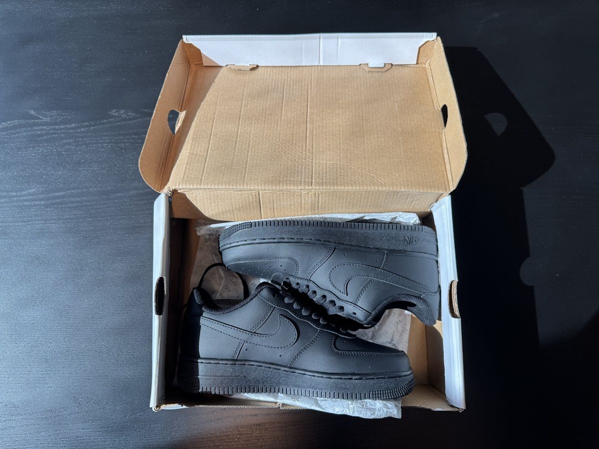 Herrenschuhe: Nike Air Force 1 '07 Triple Black - Neu – Neu und originalverpackt aus Villmergen von forzamart