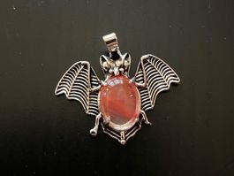 Amulett/ Anhänger Fledermaus (mit Naturstein)