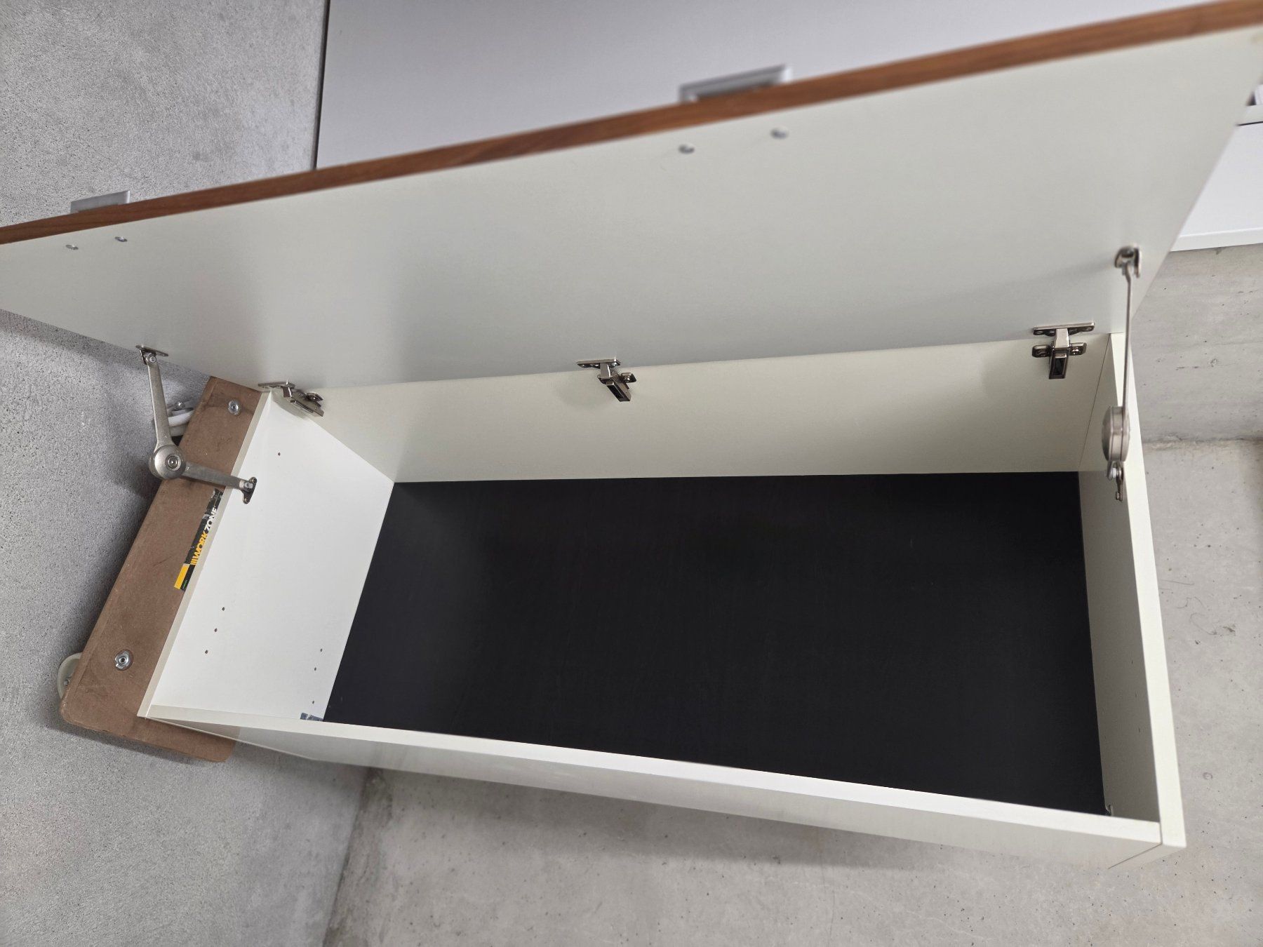 Meubles TV: Wall cabinet white with walnut effect door – D'occasion à Gockhausen par Alv_cer 4