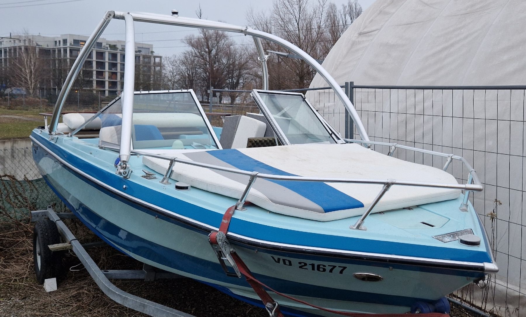 Glastron Boote: Glastron Boot mit Wakeboard Turm – Defekt aus Altenrhein von naknet 5