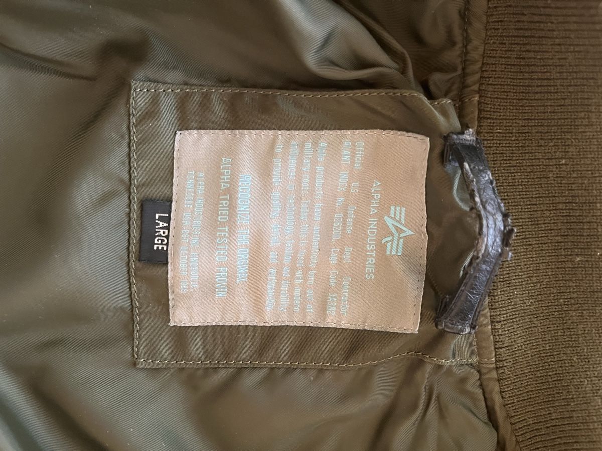 Alpha Industries Jacken: ALPHA INDUSTRIES Bomberjacke Kahki/Gold – Gebraucht aus Visperterminen von jael_andenmatten 4