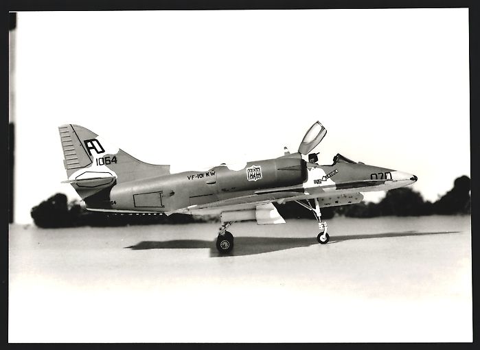 Fotografie &  Plakate: Fotografie Flugzeugmodell Douglas A-4, K – Gebraucht aus Berlin von bartko-reher