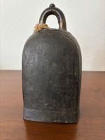 Alte Glocke mit Holzklöppel