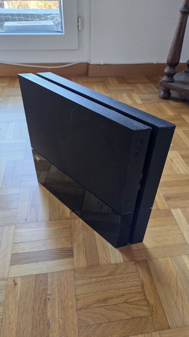 Sony Console: Playstation 4 inkl. Controller und Games – Usato da Frauenfeld venduto da Veilside_08