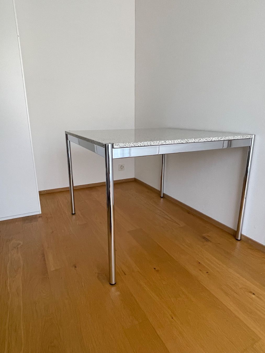 USM Tavoli: USM Haller Granittisch 100x100x74cm – Usato da Lufingen venduto da Mark7777 3