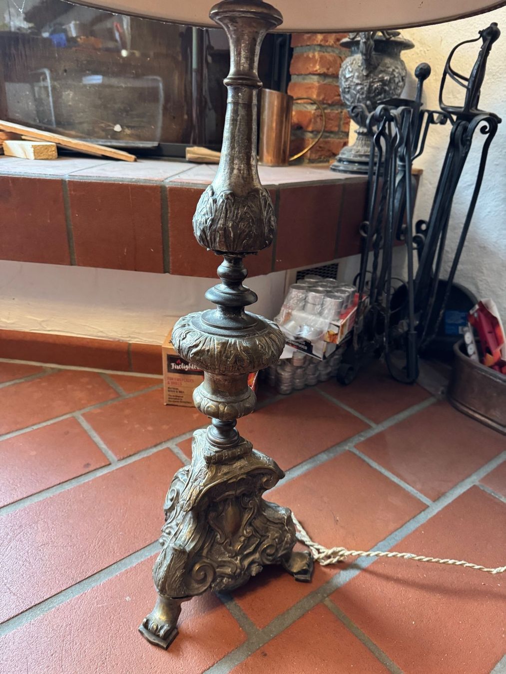 Lampade: Antike Tischlampe mit Schirm – Usato da Sachseln venduto da BONATI01 3