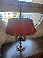 Tischlampe mit rotem Schirm. Bronze Sockel. Guter Zustand