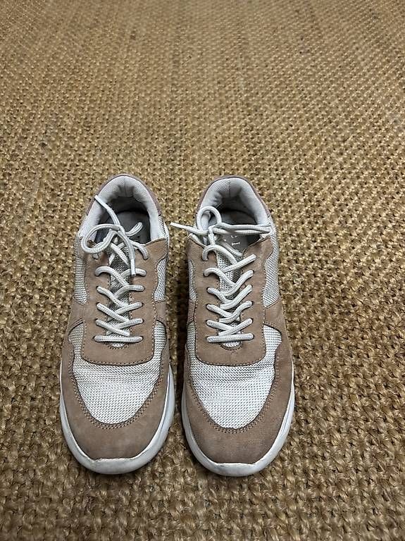 Scarpe da donna: Sneaker nr 38 – Usato da Pura venduto da Nasino