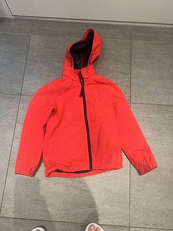 Gefütterte Regenjacke Grösse 134 rot