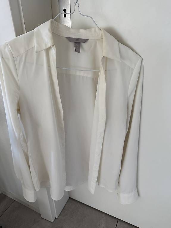 H&M Chemisiers: Blusen in 2 Farben – D'occasion à Zürich par ama_j5cz