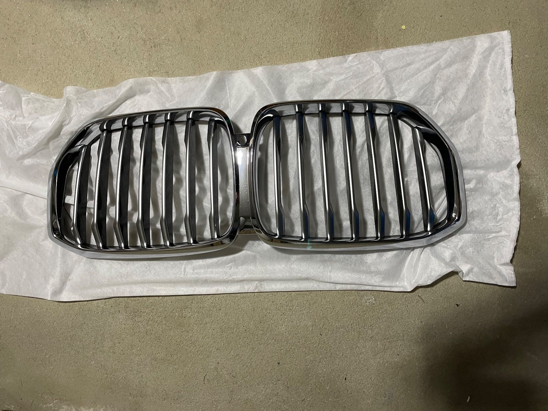 BMW Tutti pezzi di ricambio auto: BMW X5 frontgrill G05 – Usato da villa luganese venduto da Massimo123456