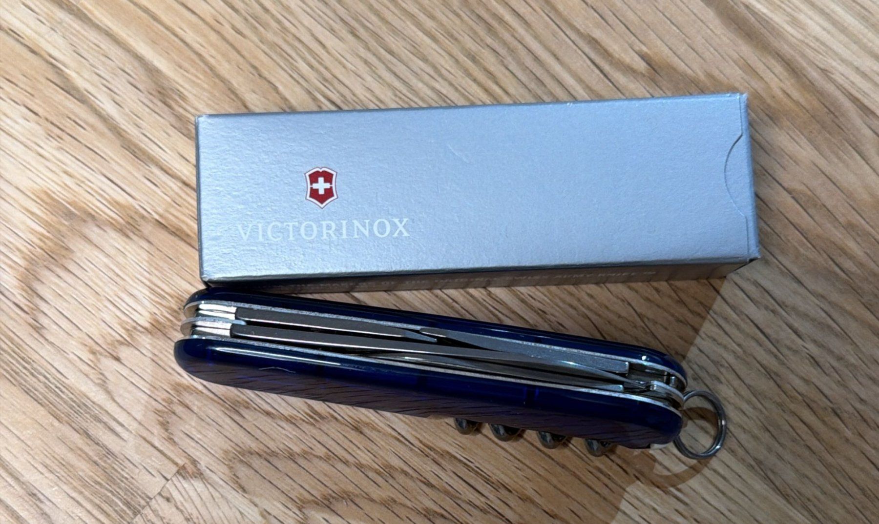 Victorinox Couteaux de poche: VICTORINOX SACKMESSER TRANSPARENT BLAU – Neuf avec emballage d'origine à Zürich par Frei-Occasionen 4