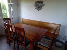 Table à manger en bois massif avec ses 6 chaises assorties 