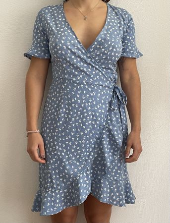 Blaues Sommerkleid mit Blumenmuster
