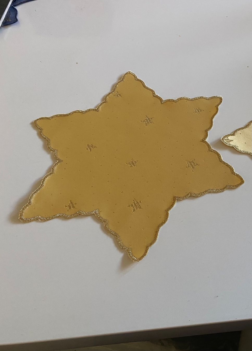 Autre linge de table: 2 Platzdeckchen     24cm. goldig – D'occasion à Allenwinden par Obalu